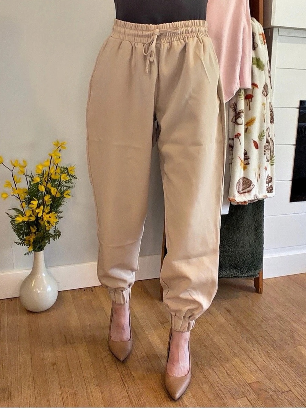 Forever 21 Jogger Pants in Beige Size Medium